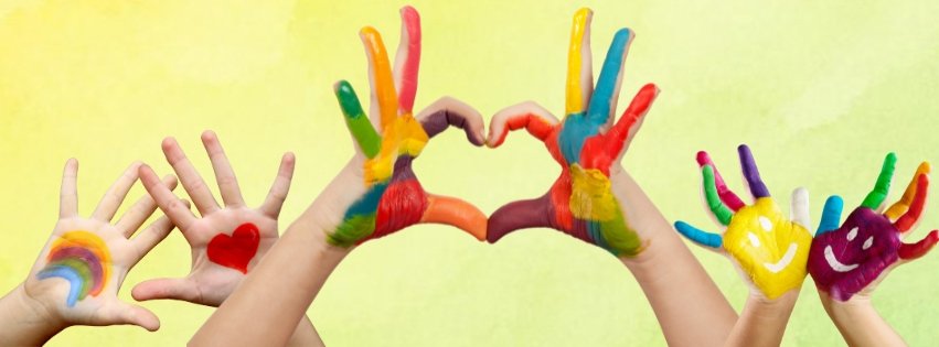 Bunt bemalte Kinderhände formen ein Herz vor hellem Hintergrund.